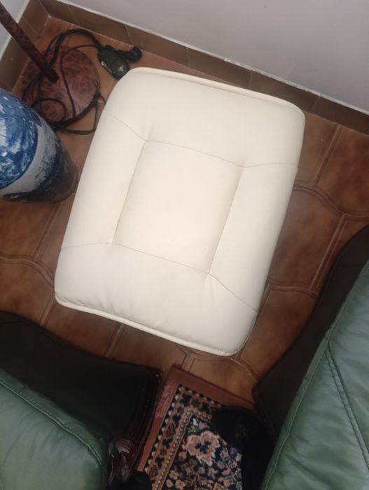 Poltrona e banco em pele branco