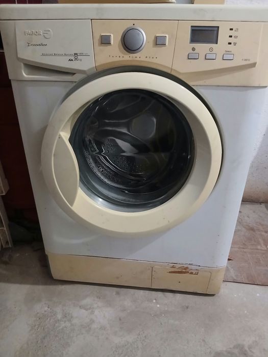 Máquina lavar e microondas
