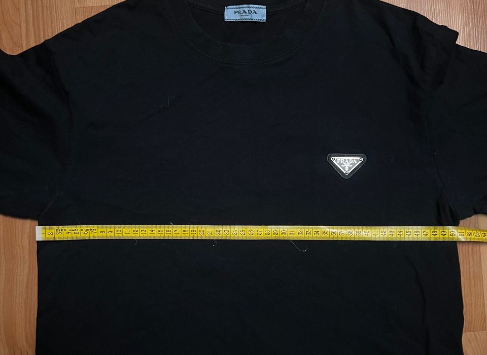 Чорна футболка Prada