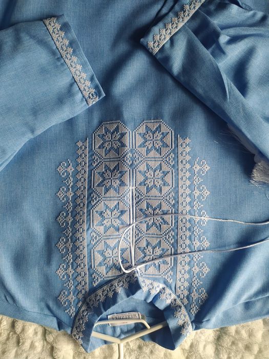 Чоловіча вишиванка блакитно- біла під джинс Зірка Mertzka 50 р