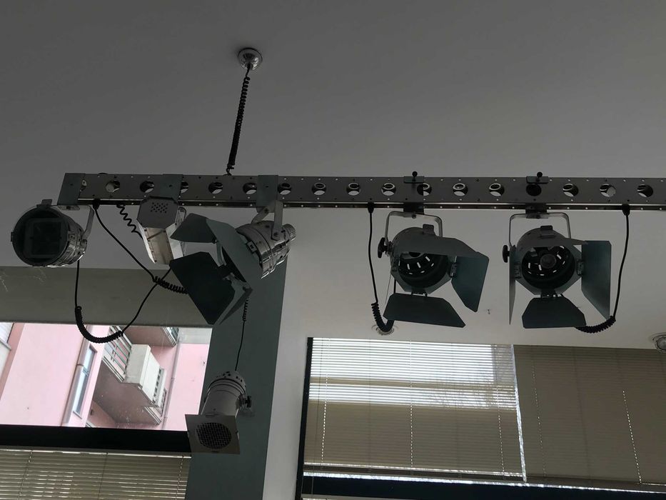 Projetores decorativos em calha suspensa