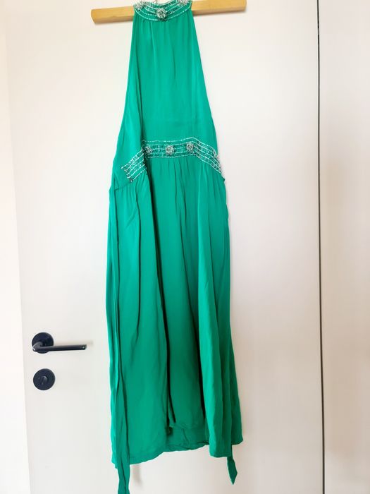 Sukienka midi z dekoltem halter koraliki odkryte plecy