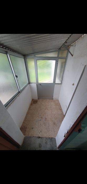 Estrutura com porta e janelas aluminio