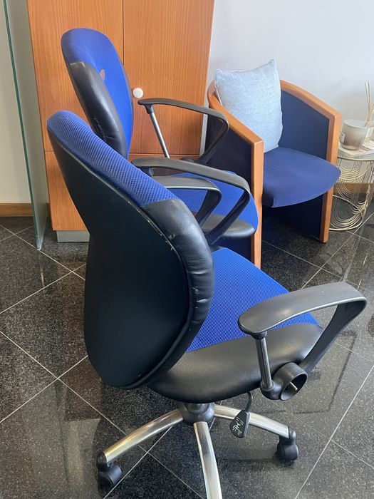 Cadeira escritório azul e preta