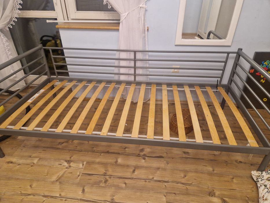 Rama łóżka Ikea szara metalowa.