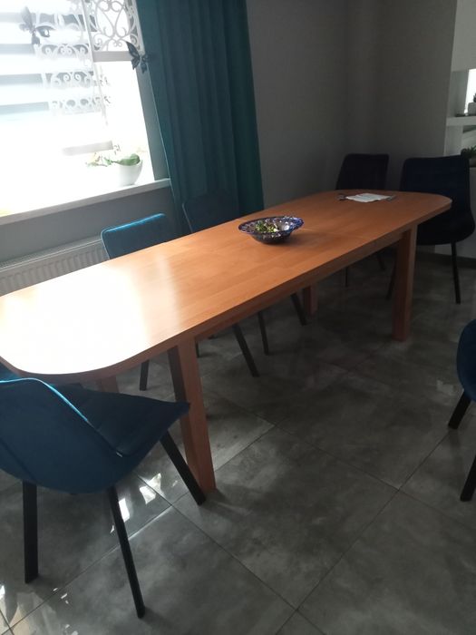 Duży rozkładany stół