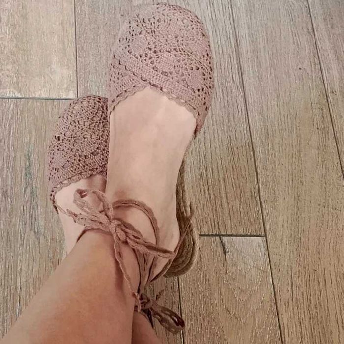 Brązowe koronkowe sandały wiązane espadryle