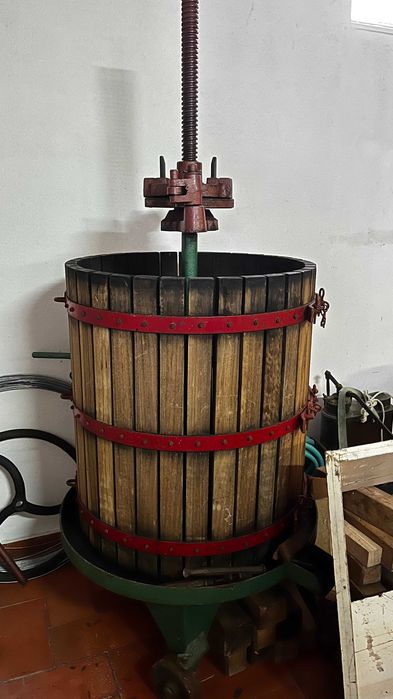 Prensa de Vinho em Madeira e Esmagadora de Rolos