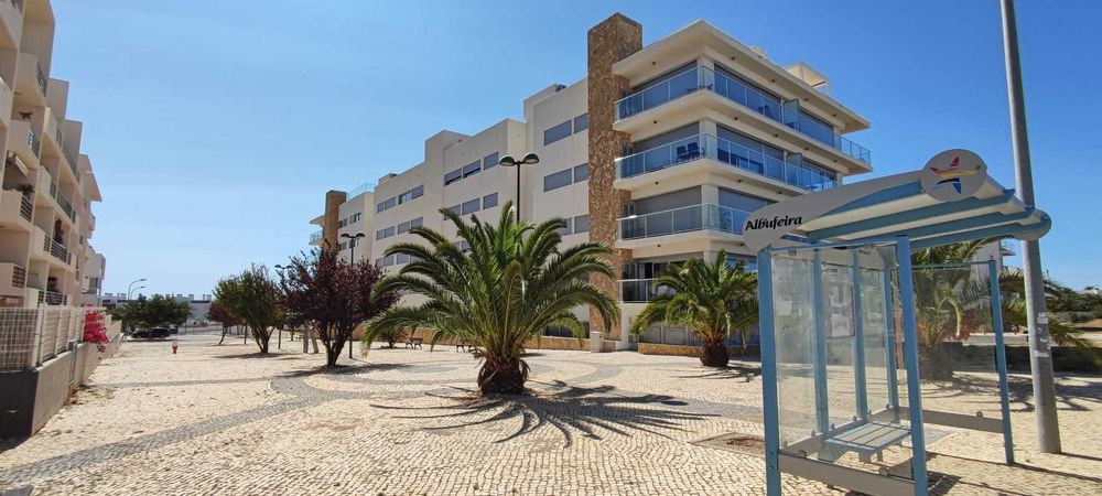 Excelente T2 com Grande Terraço, Piscina e 2 Lugares de Garagem