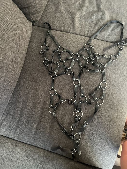 Женская эротическая кожанная портупея на все тело