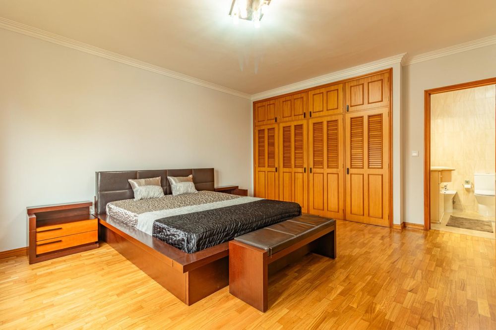 Quarto partilhado com suite wc privado para arrendar