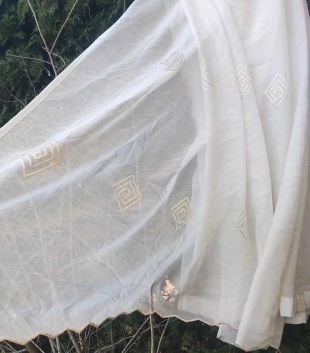 Firanka z złotymi ozdobami mleczna