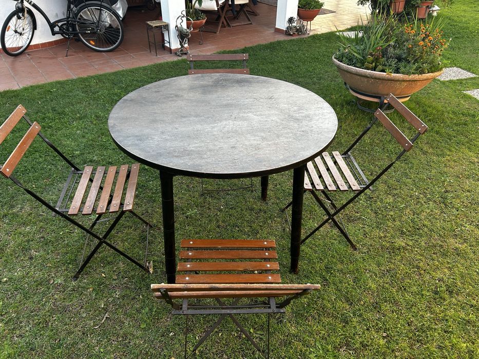 Mesa e cadeiras de jardim