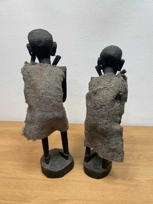 Arte africana artesanal, figuras masculinas esculpidas em madeira