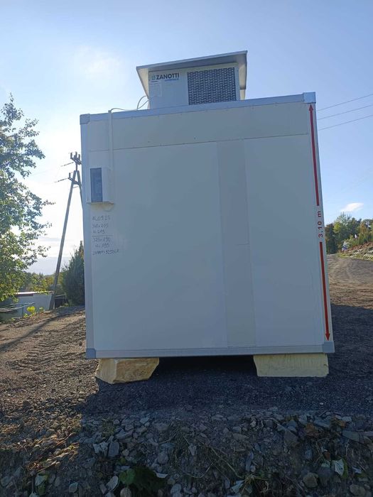 Komora chłodnicza zewnętrzna izotermiczna.