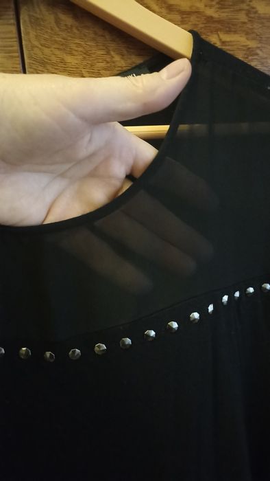 Жіноча блузка з камінчиками.