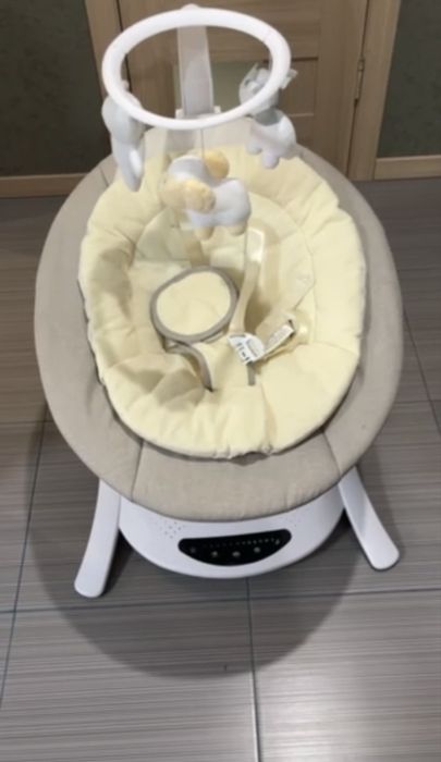 Заколисуючий центр , гойдалка Carello adora