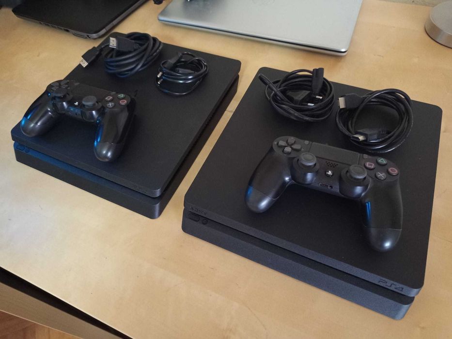 2 Consolas Sony Playstation 4 Slim 500GB Com Comandos Originais e Cabos de Ligação