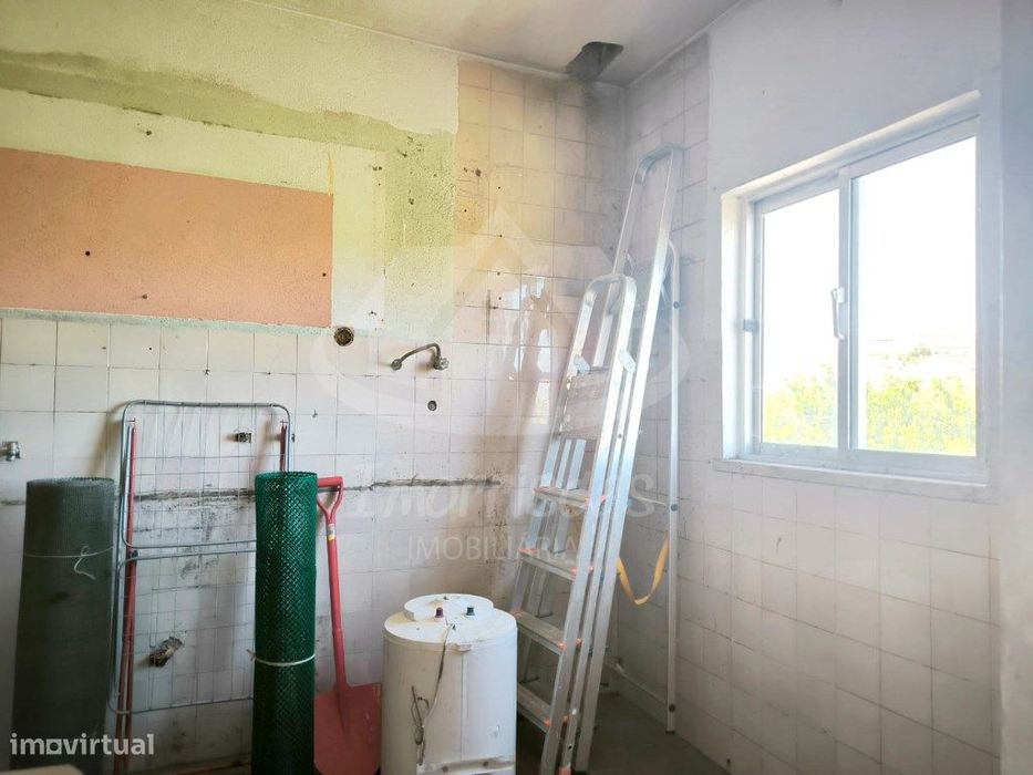 Prédio de 2 pisos para remodelação no Bairro de São João em Camarate