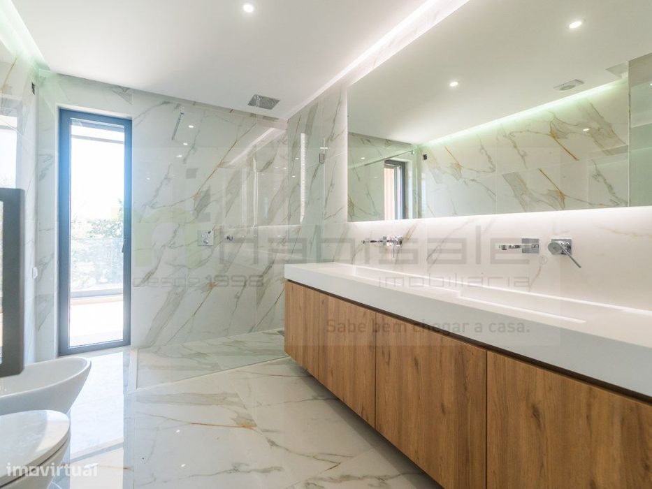 T2 com Terraço e Box em Condomínio de Luxo com Piscina, Ginásio e S...