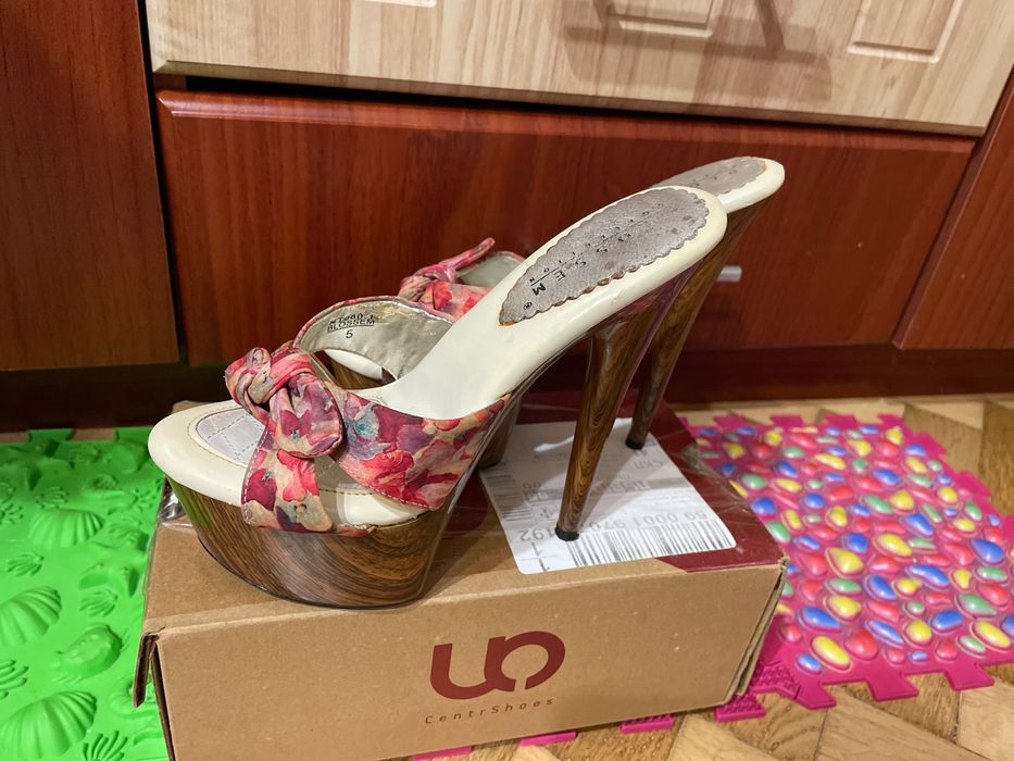 Босоніжки епатажні високі шльопки на каблуці взуття