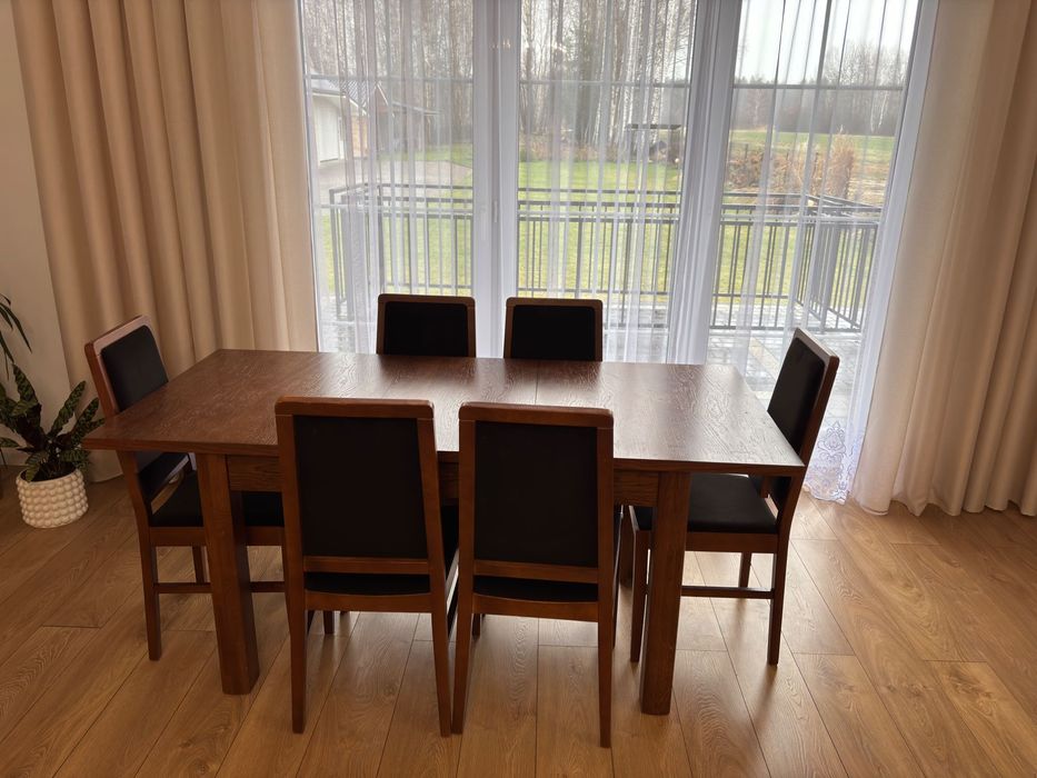 Stół z krzesłami