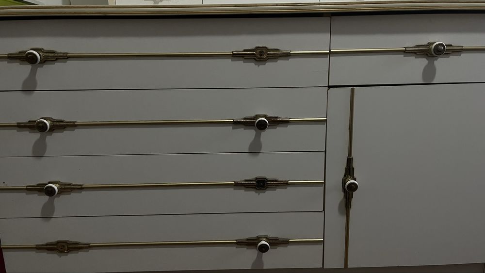 Comoda Branca Com Espelho e Detalhes Dourados