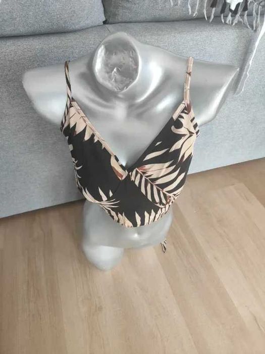 Top estilo crop com padrão tropical, ideal para looks de verão