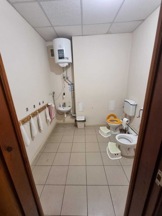 Комерційне приміщення в сучасному багатоповерховому будинку