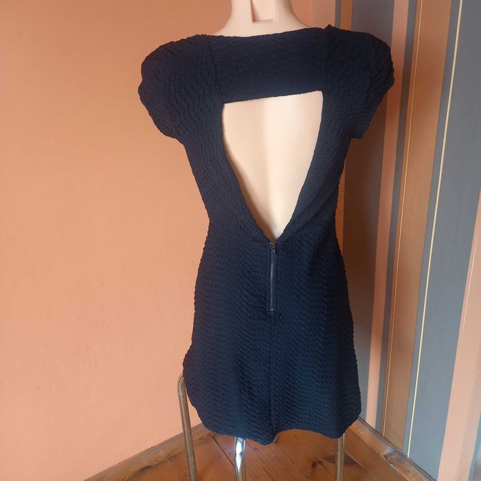 czarna sukienka odkryte plecy S 36