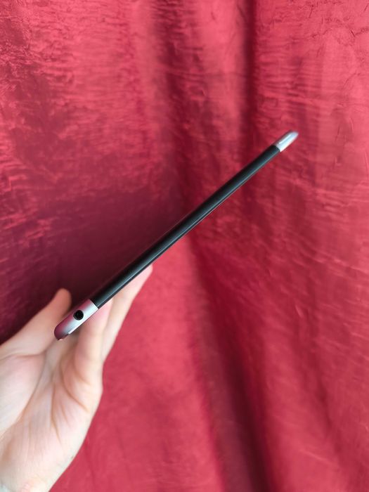 Apple iPad 9.7" Air 2 покоління LTE на 64 ГБ
