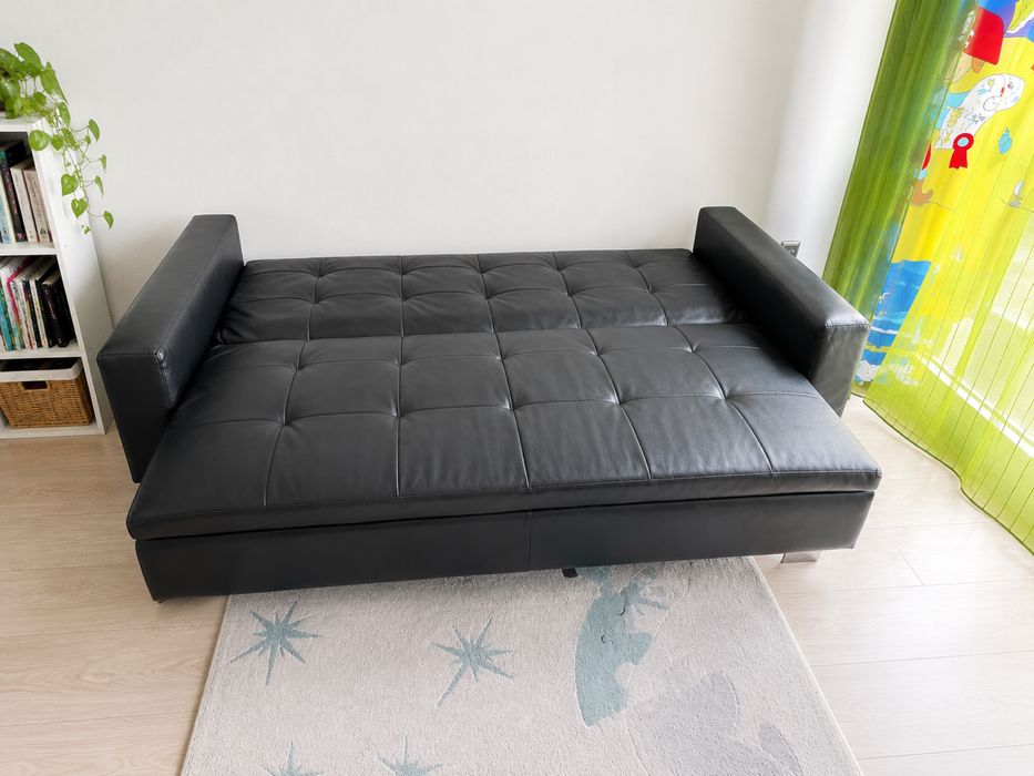 Sofá-cama preto moderno em bom estado