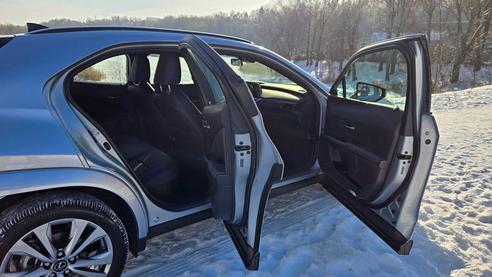 Lexus UX 250h AWD F Sport Design 2023 Гибрид пробег 7800км