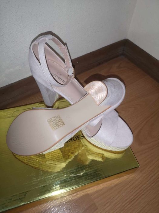 Sandálias salto beges