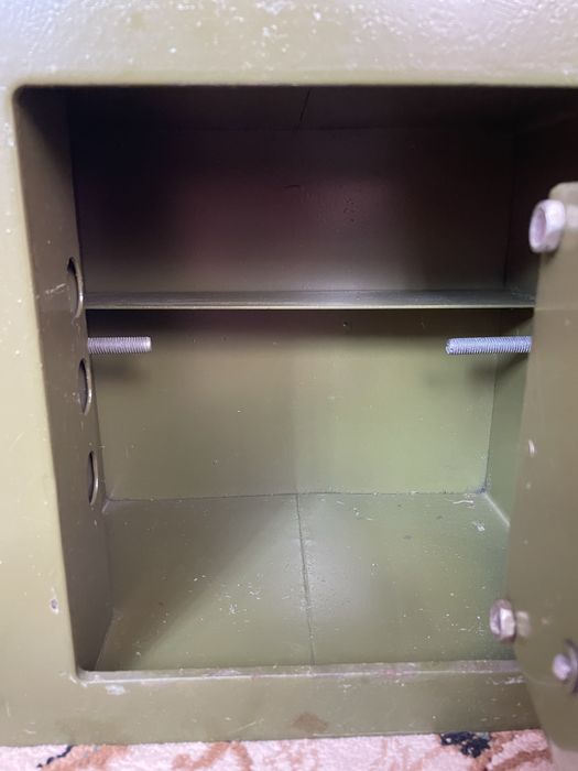 Сейф Гарант встраиваемый в стену.