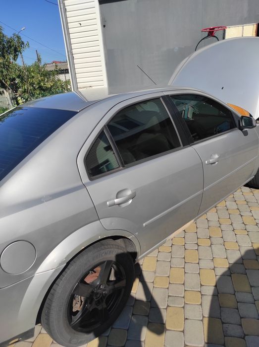 Машина на повному ходу сів і поїхав.