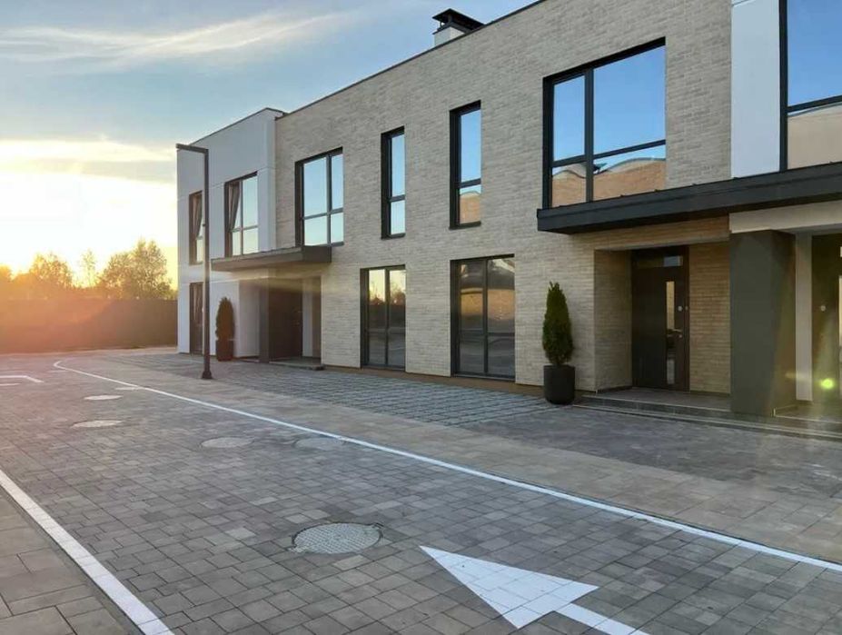 Продам з наповненням 4х к. таунхаус 104 кв.м. з власним підвалом.