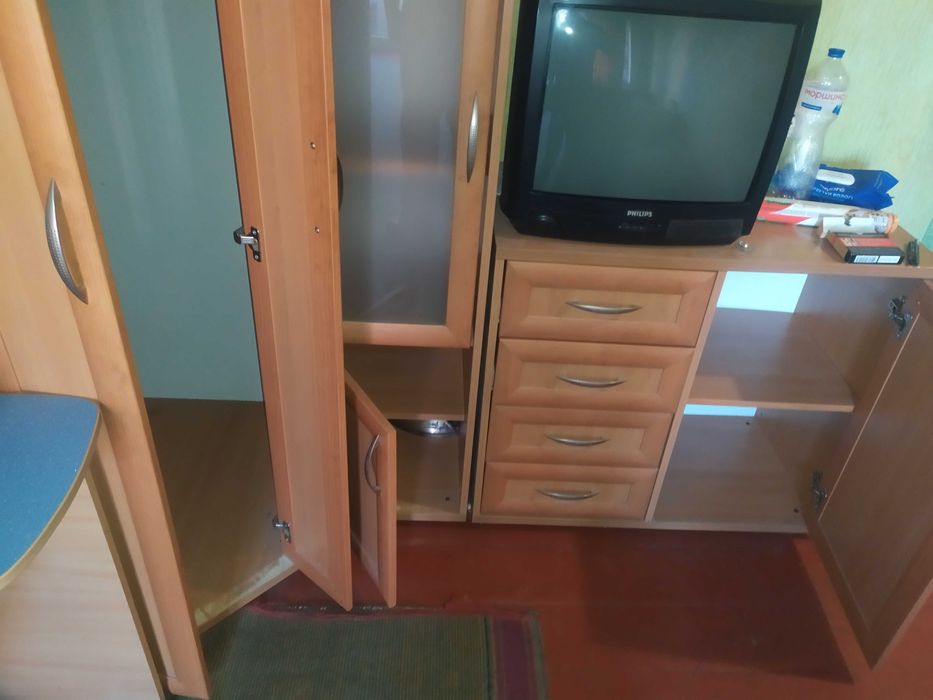Продається шафа кутова в бездоганному стані з антресоллю, все функціонує 4300гр. Окремо до нього - пенал та комод