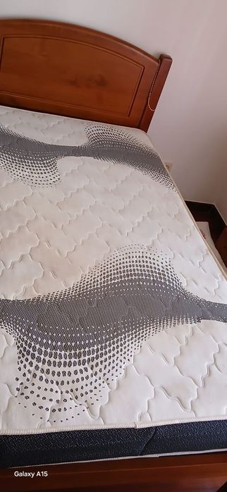 Cama de solteiro mesinha