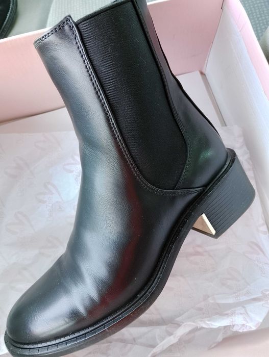 DeeZee. Śliczne skórzane botki.