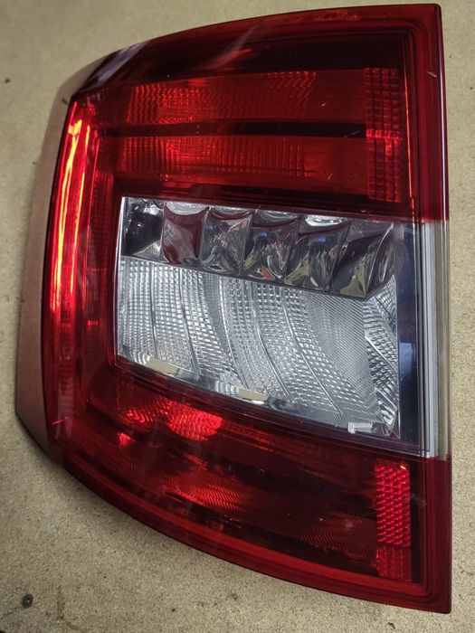 Klosz lampy lewy Octavia 3 kombi