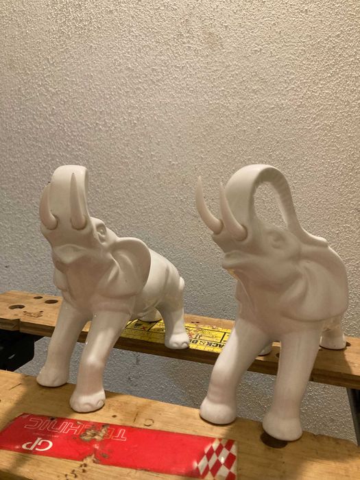 Vários objetos em porcelana decorativa