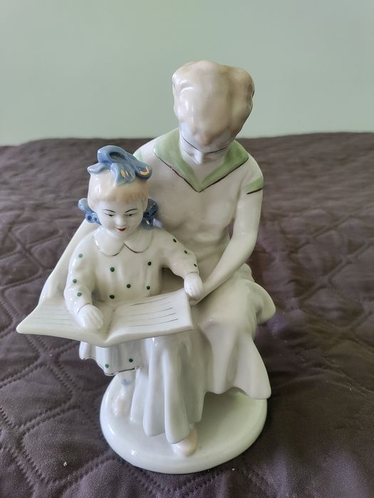 Статуэтка фарфор "Мама с дочкой читают книгу"