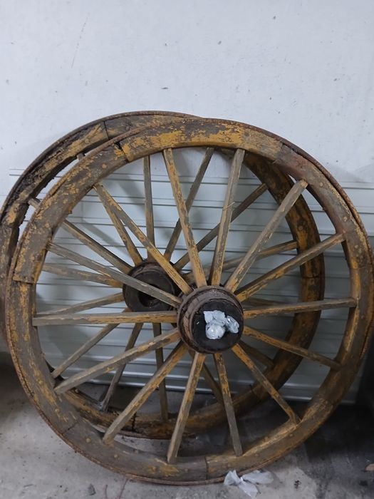 Rodas antigas em madeira