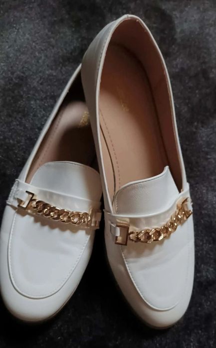 Pantofle, mokasyny,  buty z łańcuszkiem  Dee Zee