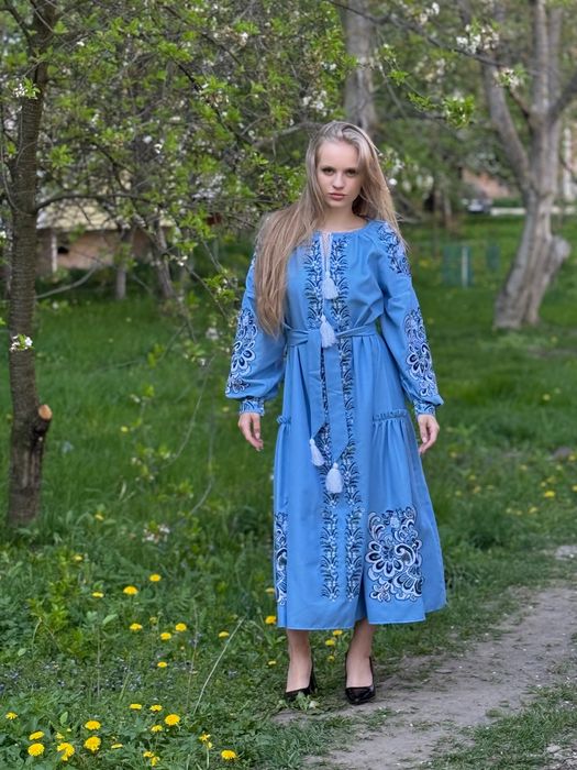 Вишите плаття на домотканому полотні
