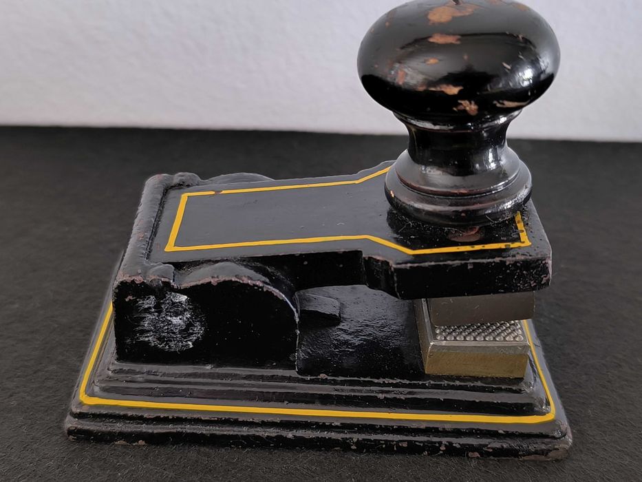 Antigo selo branco (séc XIX/XX) em metal, com pega em madeira circular