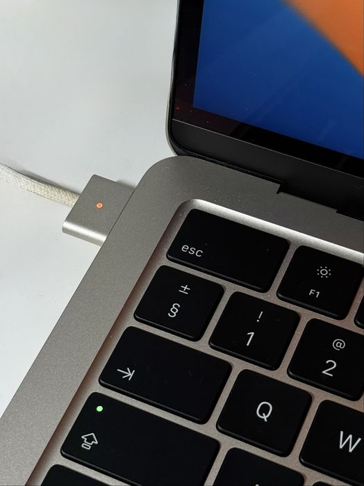 Apple MacBook Air 13" , 8-rdzeniowy procesor M3 (GPU 8 rdzeni), RAM 16 GB, dysk 256 GB