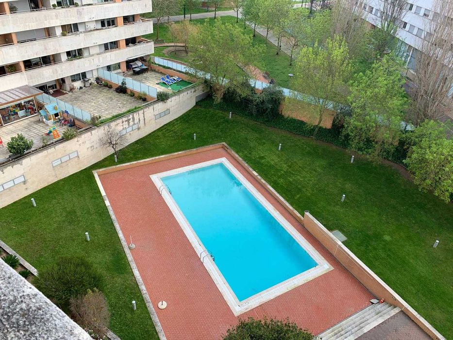 Apartamento T1 no Lumiar em condomínio fechado