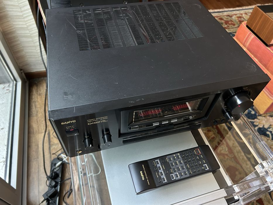 Fantastivo amplificador Sanyo JA8500 digital,com comando.exc estado